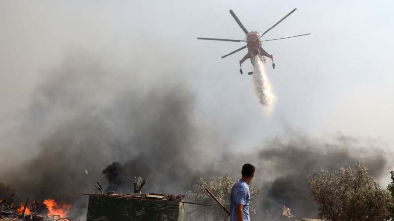 Vatrogasci se bore protiv šumskog požara blizu Atine 1