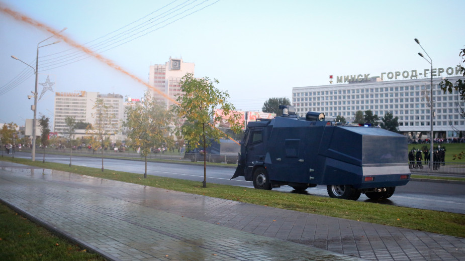 Beloruska policija vodenim topovima rasterala demonstrante u Minsku 1