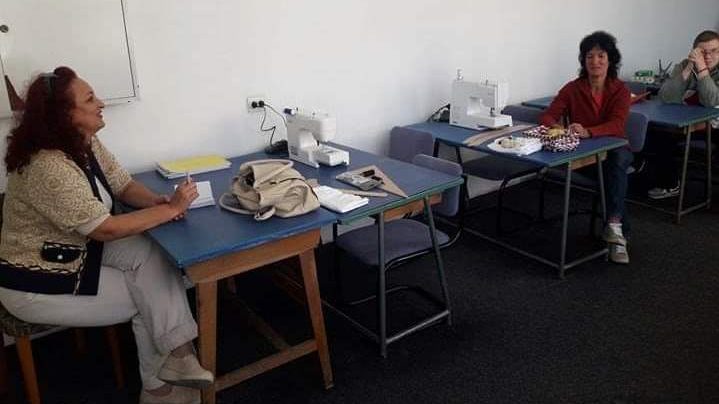 Prokupačke krojačice poklonile odevne predmete i maske sašivene tokom obuke 1