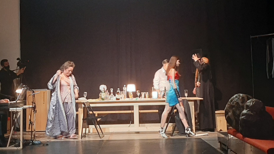 Premijera predstave "Srebrenica. Kad mi ubijeni ustanemo" održana u CZKD-u (FOTO) 1