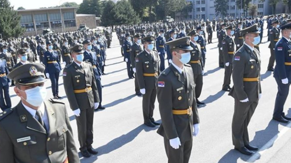 Promovisani najmlađi oficiri, Vučić poručio da su država i građani ponosni na vojsku (FOTO) 2