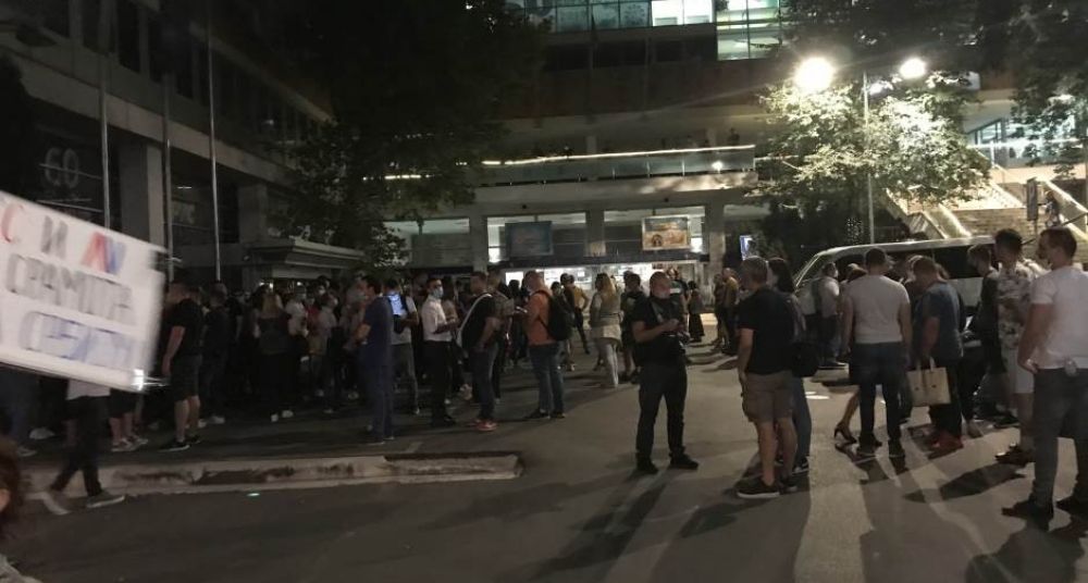 Skup podrške i protest za vreme gostovanja Vučića na RTS-u 1