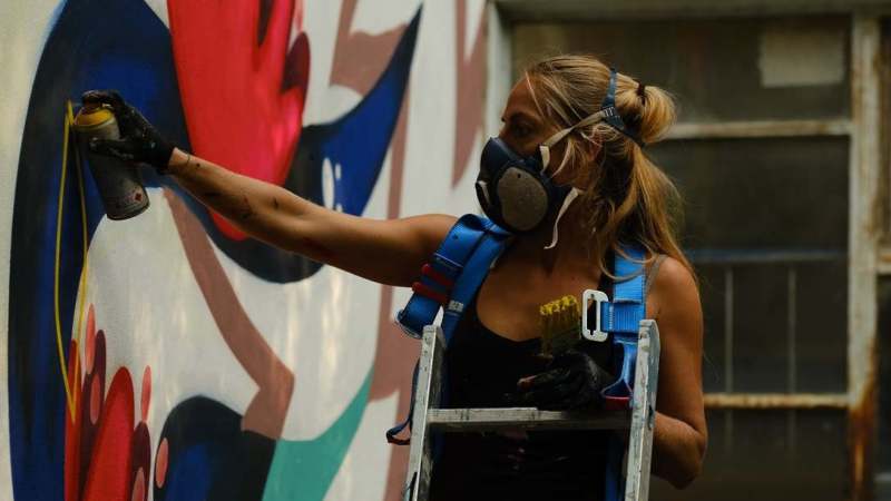 Osam umetnica slika murale na fasadama Dorćola 1