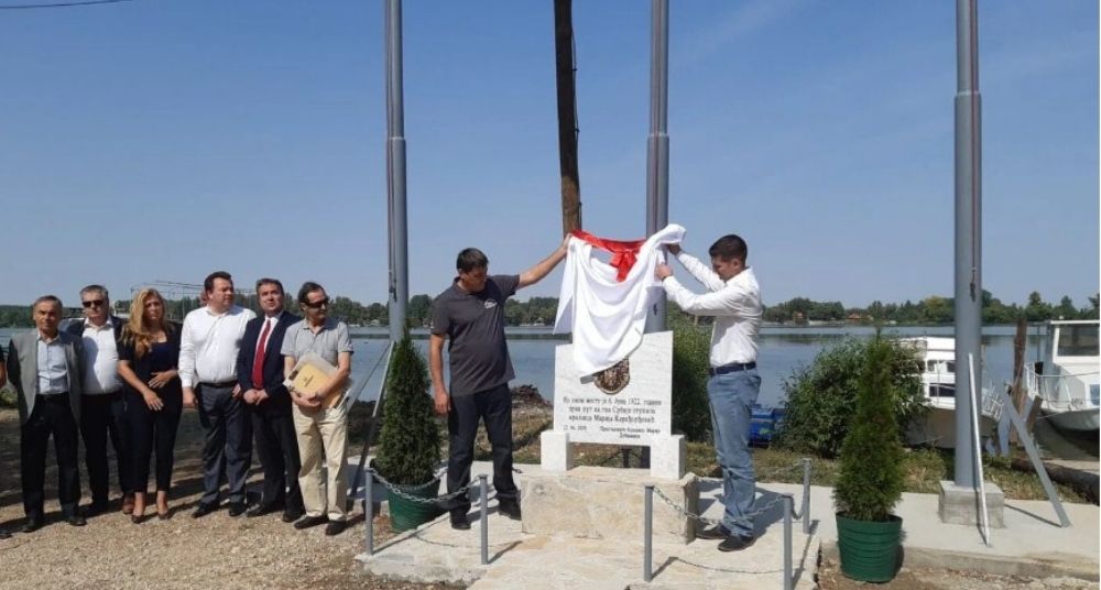 Spomen ploča na mestu gde je kraljica Marija Karađorđević prvi put kročila na tlo Jugoslavije 1