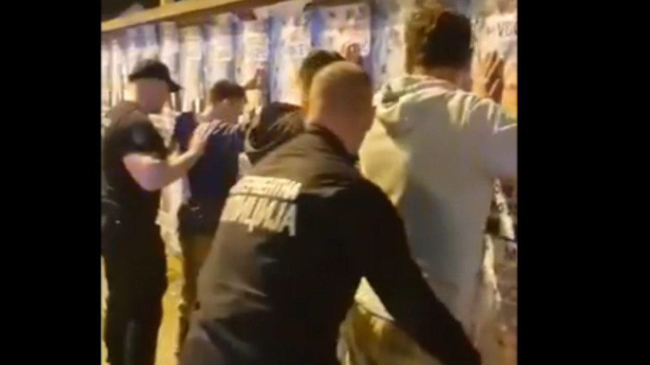 Novaković: Interventna policija legitimisala aktiviste Narodne stranke zbog plakata (VIDEO) 1