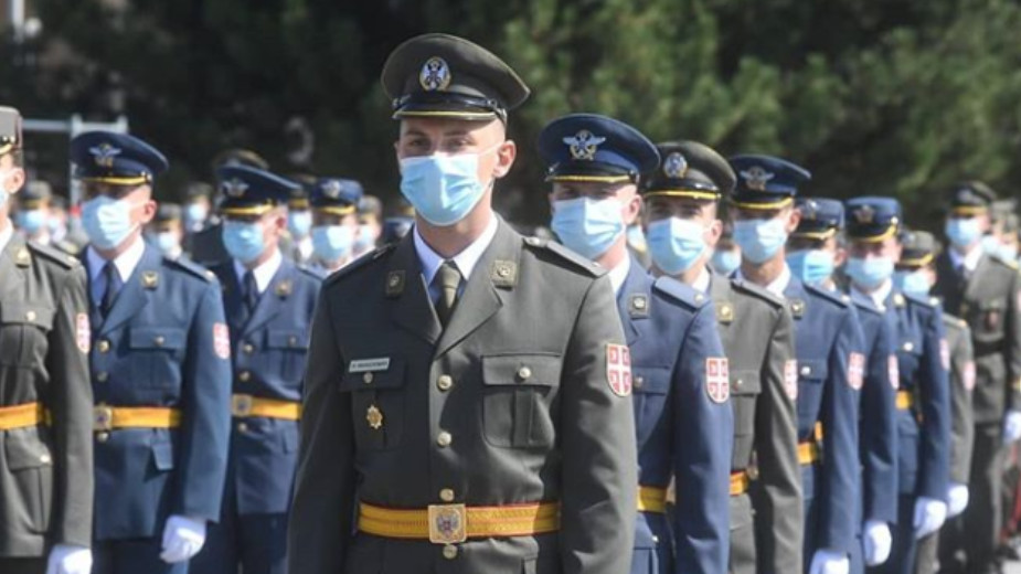 Promovisani najmlađi oficiri, Vučić poručio da su država i građani ponosni na vojsku (FOTO) 3 Promovisani najmlađi oficiri, Vučić poručio da su država i građani ponosni na vojsku (FOTO) 3