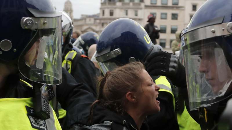 Londonska policija rastura demonstracije protiv vanrednih mera zbog korona virusa 1