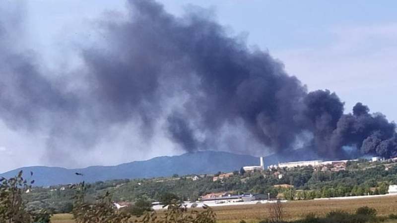 Požar u fabrici kod Niša lokalizovan 1