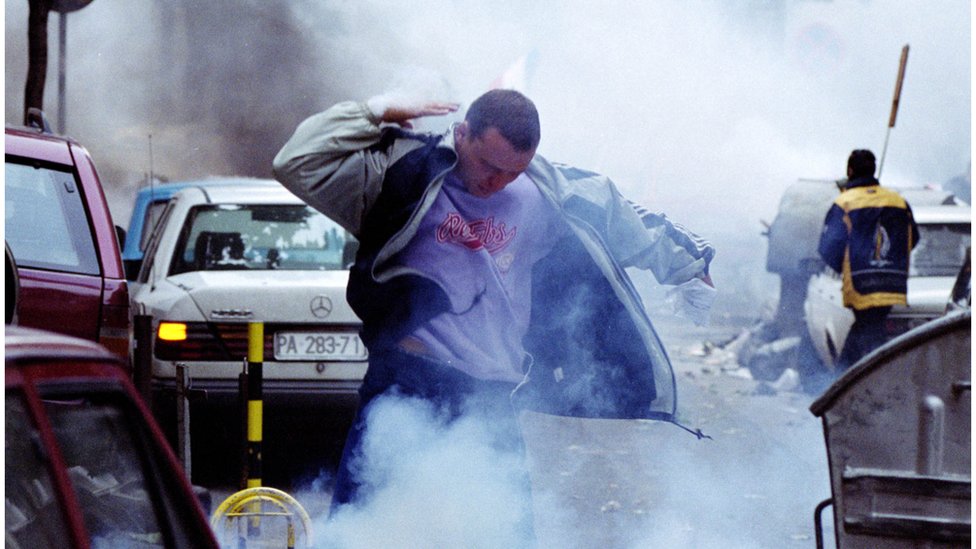 Od 5. do 6. oktobra: Kakvu su Srbiju želeli ljudi koji su bili na ulici 2 Čovek u oblaku suzavca, Beograd, 5.10.2000.