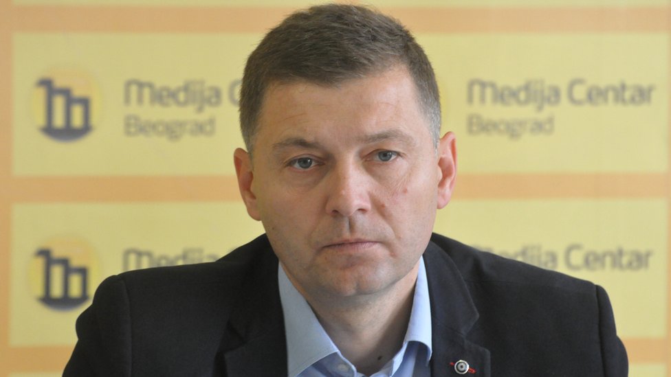 Zelenović je 45-godišnji političar, diplomirani pravnik, koji je široj javnosti postao poznat 2014. kada je izabran za prvog čoveka Šapca