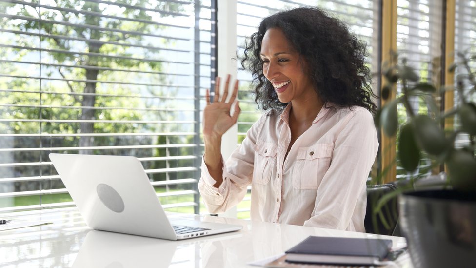 Porez u Srbiji: Šta treba da platite ako ste frilenser ili izdajete stan na dan 2 Woman waves to her laptop during a videoconference at home