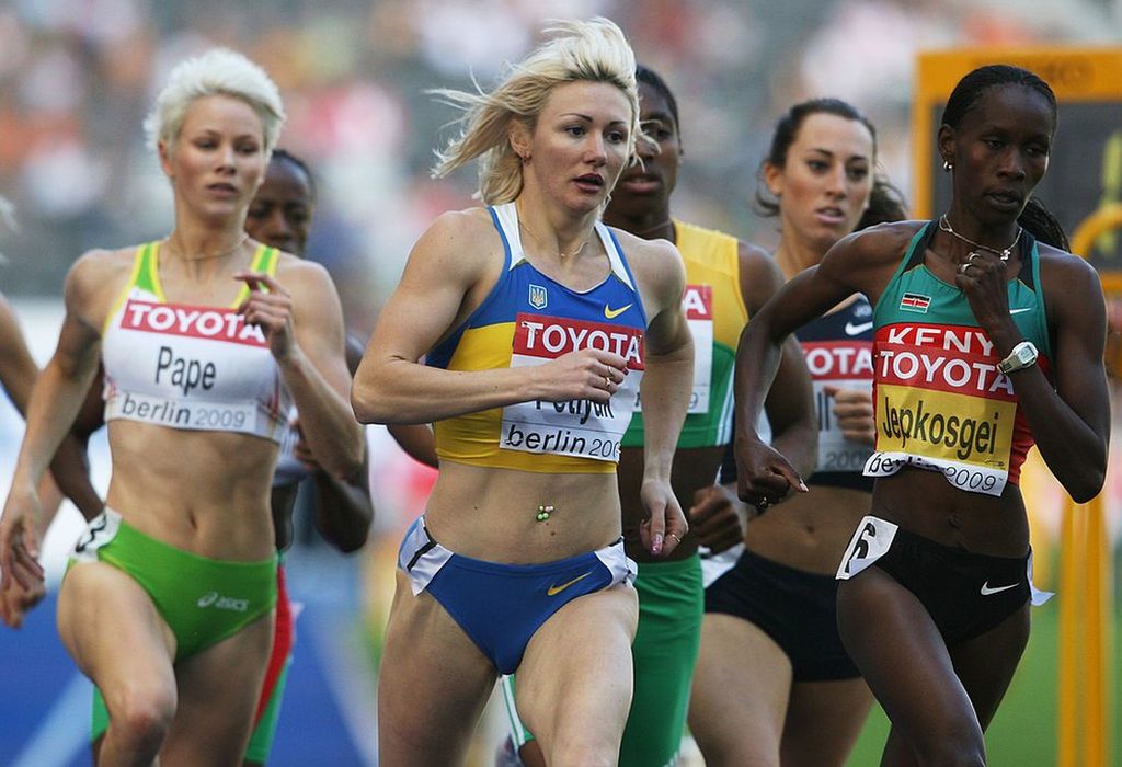 Snapshot from the 2009 World Championships 800m showing Madeleine Pape on the left and Caster Semenya "sandwiched" between two runners.