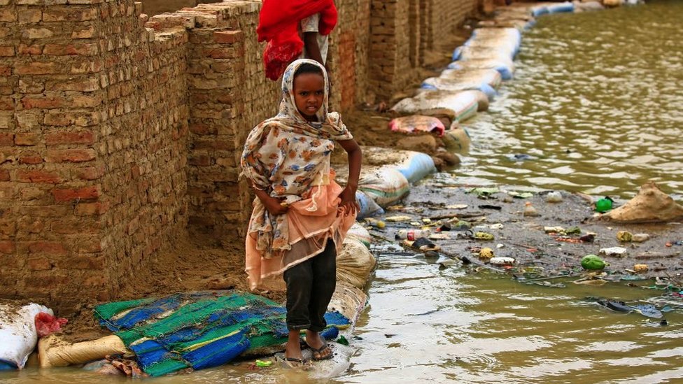 Devojčica šeta poplavljenim ulicama Kartuma, prestonice Sudana, 31. avgsut 2020. godine