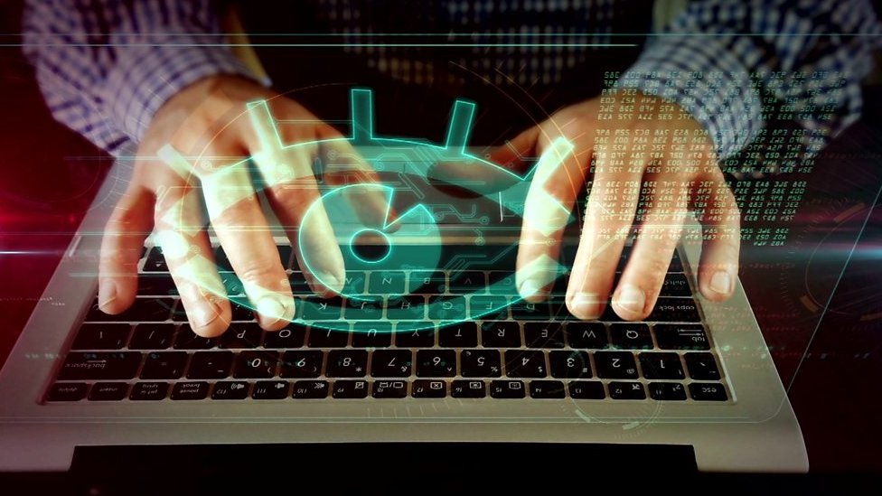 Rad od kuće, špijuniranje i zaposleni: „Nadzirem ih softverom koji pravi skrinšotove“ 4 A graphic of an eye above someone typing on a computer keyboard