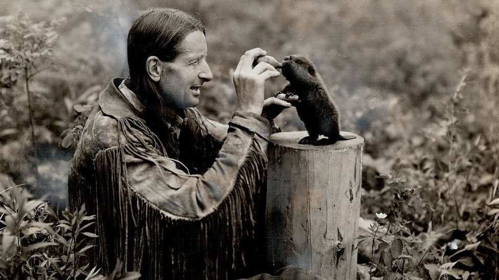 Dejvid Atenboro: Kako je 94-godišnji prirodnjak „pokorio“ Instagram 4 Picture of controversial naturalist Grey Owl bottle-feeding a baby beaver