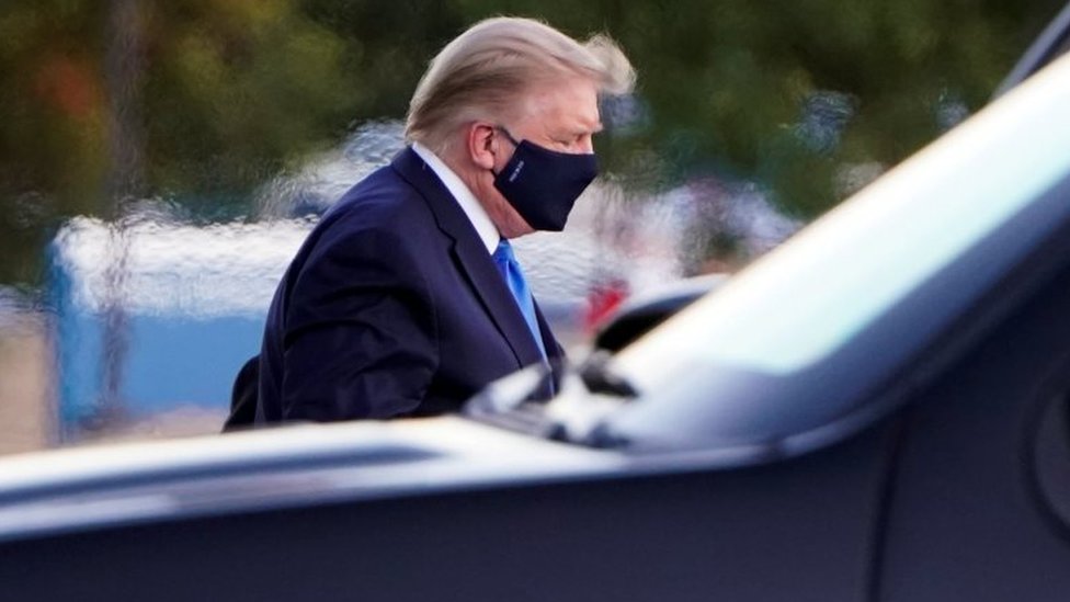 Korona virus: Tramp poručio da je „mnogo naučio o Kovidu", kritike zbog izlaska iz bolnice 3 Donald Trump arrives at Walter Reed National Military Medical Center