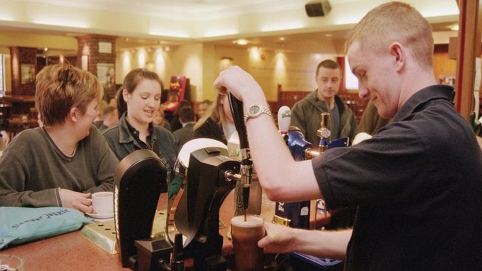 Korona virus: U Srbiji preminule još dve osobe, Pariz zatvara barove na dve nedelje 1 bar