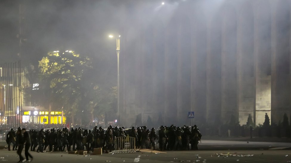 Kirigistan, izbori i protesti: Demonstranti upali u zgradu vlade i traže ponavljanje izbora 3 Kirgistan