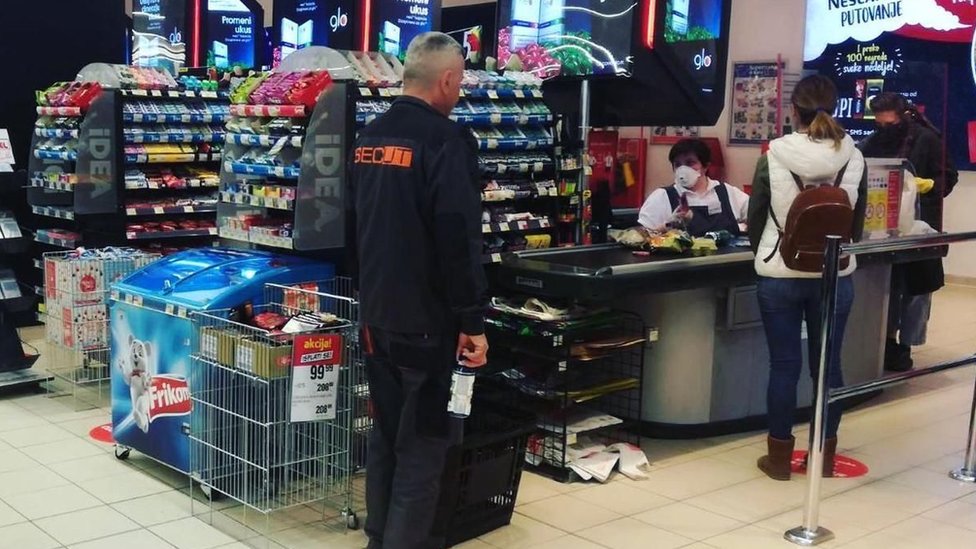 Korona virus: U Srbiji od danas dostupan lek remdesivir, Kina testira ceo grad od devet miliona stanovnika 2 redovi u prodavnici