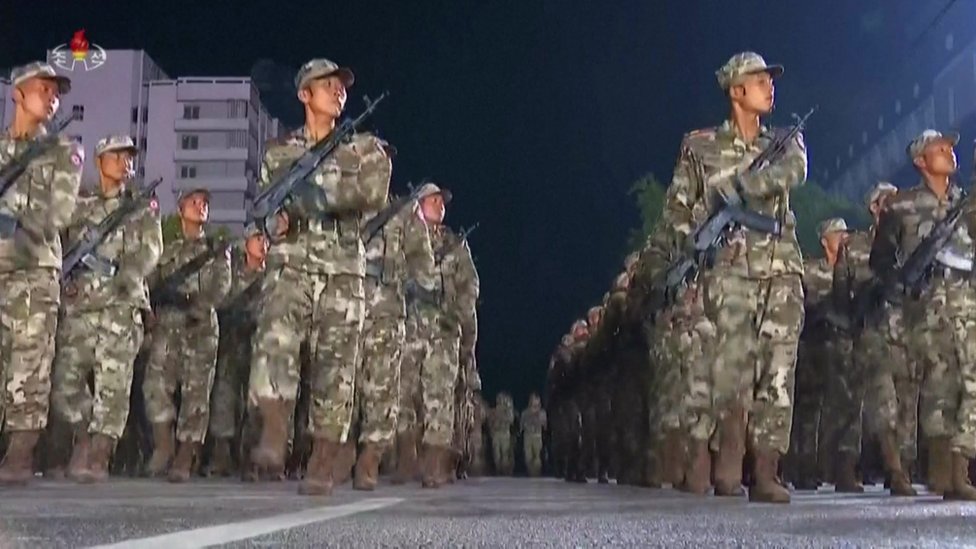Severna Koreja: Kim Džong-Un prisustvovao vojnoj paradi, prikazane interkontinentalne rakete 2 Soldiers march in Pyongyang