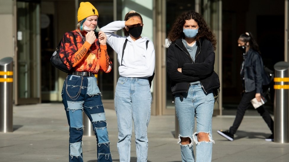 Korona virus: U Srbiji bez novih mera, ali uz strože kontrole - Evropa se zatvara pred novim talasom zaraze 1 Measures against coronavirus are being ramped up in cities across Europe