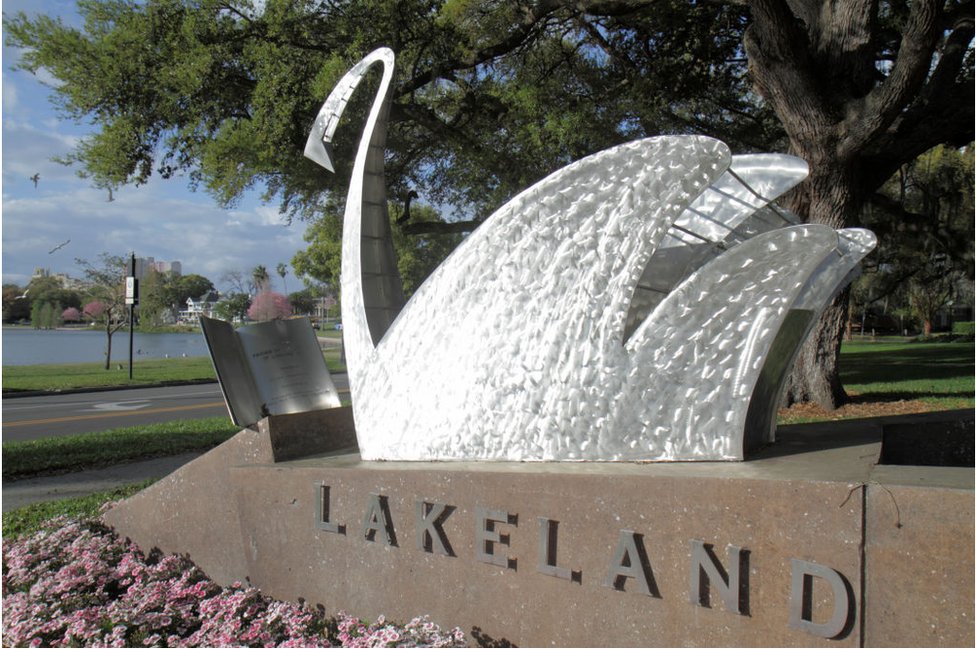 A Lakeland sculpture of a swan