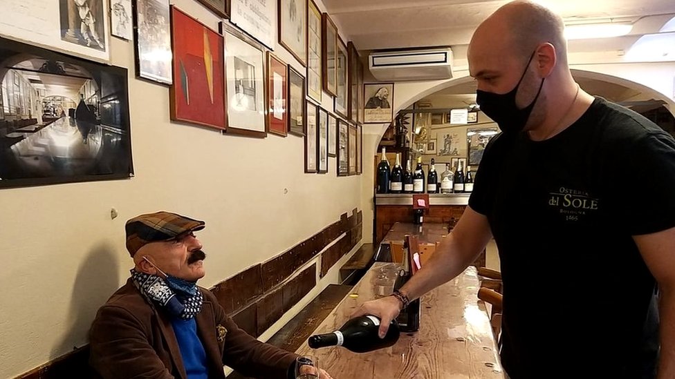 Korona virus: Za sad bez novih mera u Srbiji, u Španiji milion zaraženih 1 Serving wine in the osteria