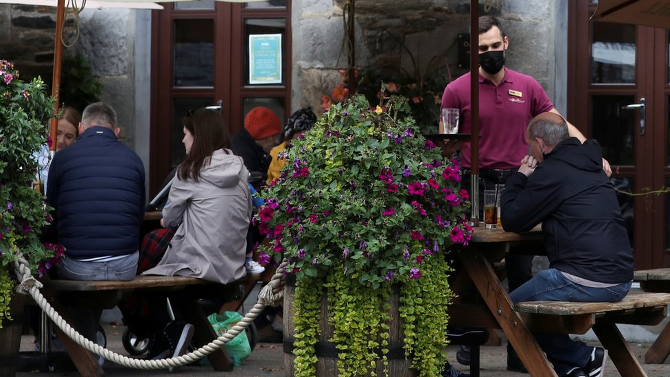 Korona virus: U Srbiji još dvoje preminulih, u Španiji milion zaraženih, Ronaldo opet pozitivan 2 People drinking outside a pub