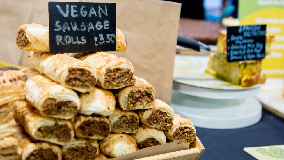 Hrana, vegetarijanci i Evropska unija: Velika rasprava - da li je vegetarijanska kobacisa zaista kobasica 1 Vegan sausage rolls for sale during Plant Powered Expo 2020 at Olympia London
