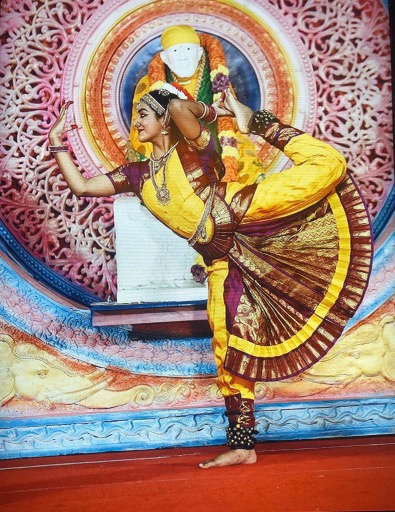 Anika Chebrolu praticando Bharatanatyam