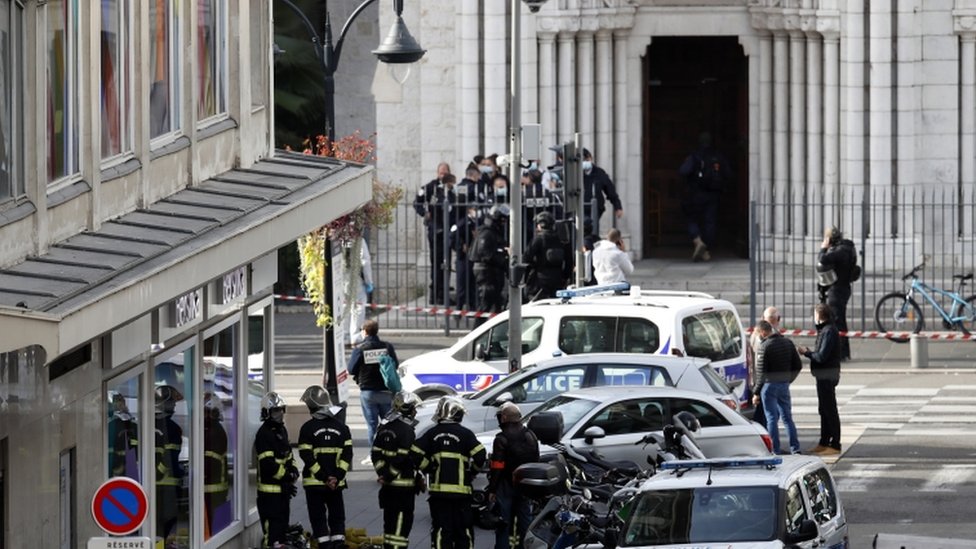 Napadi u Francuskoj: Ustreljen pravoslavni sveštenik u Lionu 4 French police officers stand at the entrance of the Notre Dame Basilica church in Nice, France, 29 October 2020