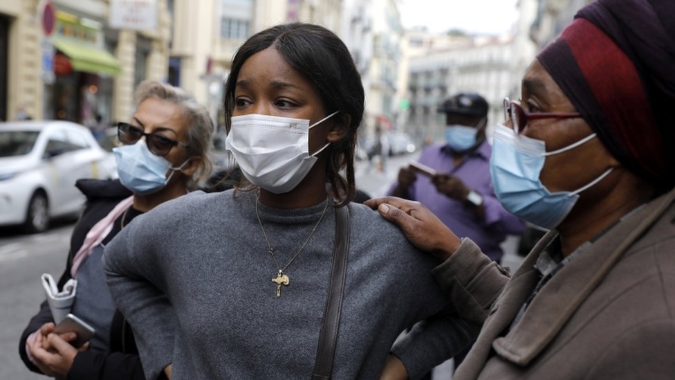 Napadi u Francuskoj: Ustreljen pravoslavni sveštenik u Lionu 9 Locals wearing face masks look on near the scene of the attack