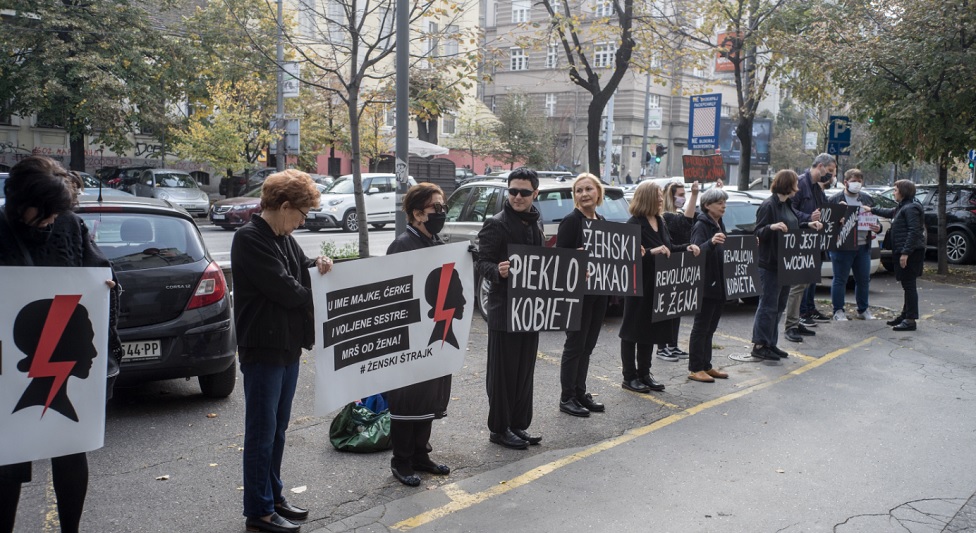 Žene u crnom i AŽC ispred ambasade Poljske u Beogradu