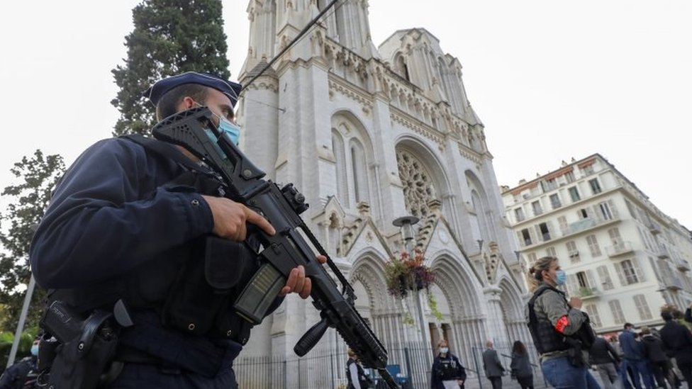 Napadi u Francuskoj: Ustreljen pravoslavni sveštenik u Lionu 2 Police officers stand outside the Notre Dame church in Nice