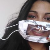 Novosađanka klavir zamenila singericom kako bi šila i poklanjala maske gluvonemima 1