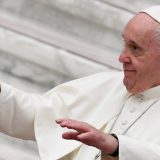 Papa Franja je putovao po ratnim mestima: "Da li se plašim? Samo komarci, ali ja sam poneo sprej..." 14
