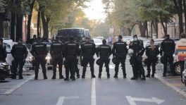 Većina protivnika festivala „Mirdita, dobar dan” se razišla, privedena jedna osoba (FOTO/VIDEO) 23