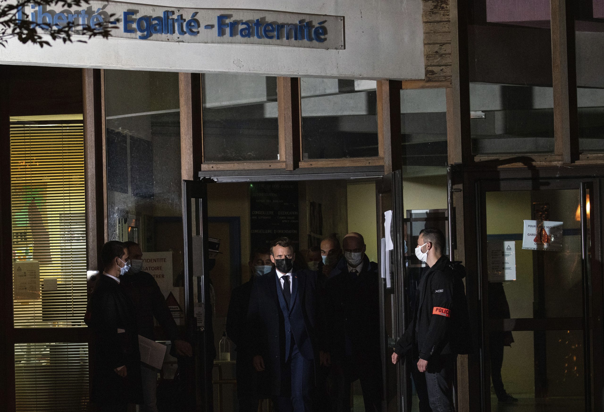 U Francuskoj istraga i strah posle ubistva prosvetnog radnika 1