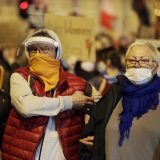 Huligani u Varšavi napali petardama i bakljama protest Poljakinja 12