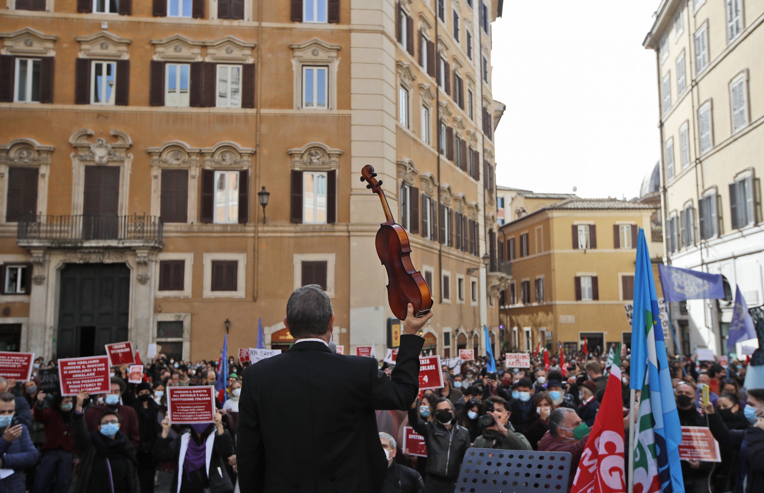 U Firenci okršaji između demonstranata i policije zbog novih mera oko korone 1