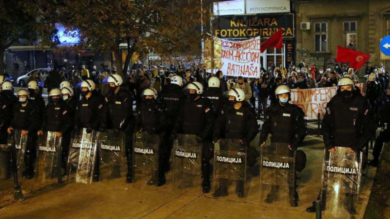 Skup protiv migranata i kontraskup u Beogradu, dve strane razdvajala policija (FOTO) 1