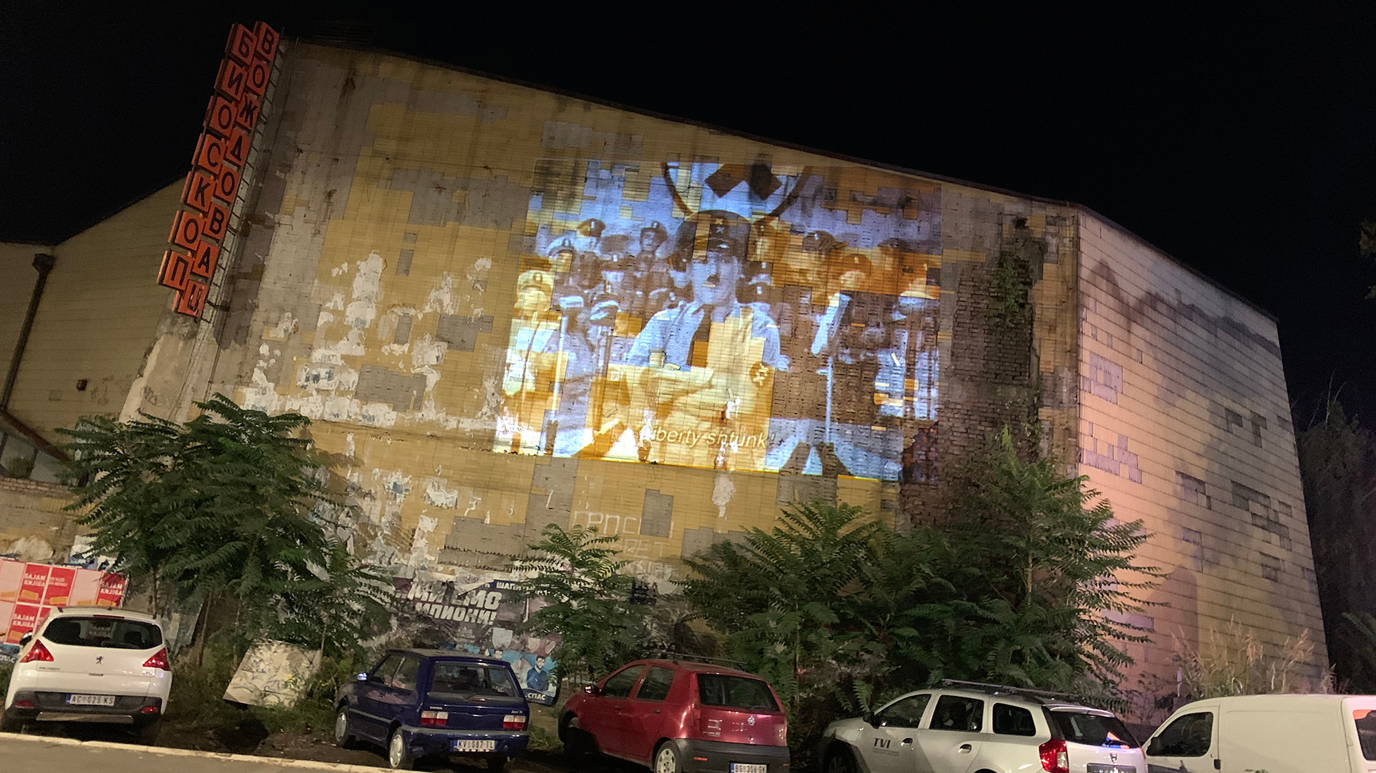 Ne davimo Beograd organizovao projekciju "Velikog diktatora" na zidu zatvorenog bioskopa na Voždovcu 1