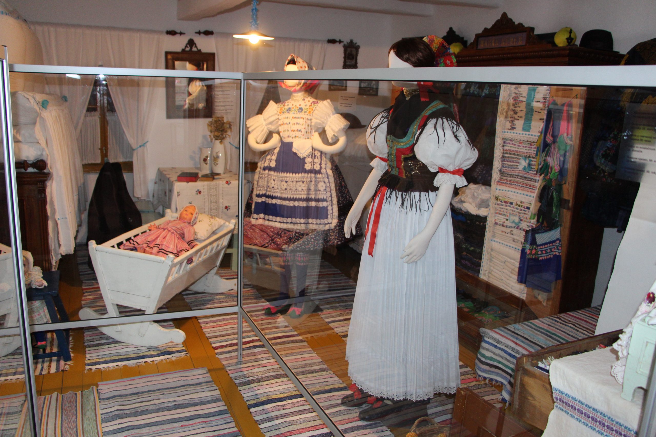 Nošnja stara 700 godina izložena u Staroj Pazovi 1