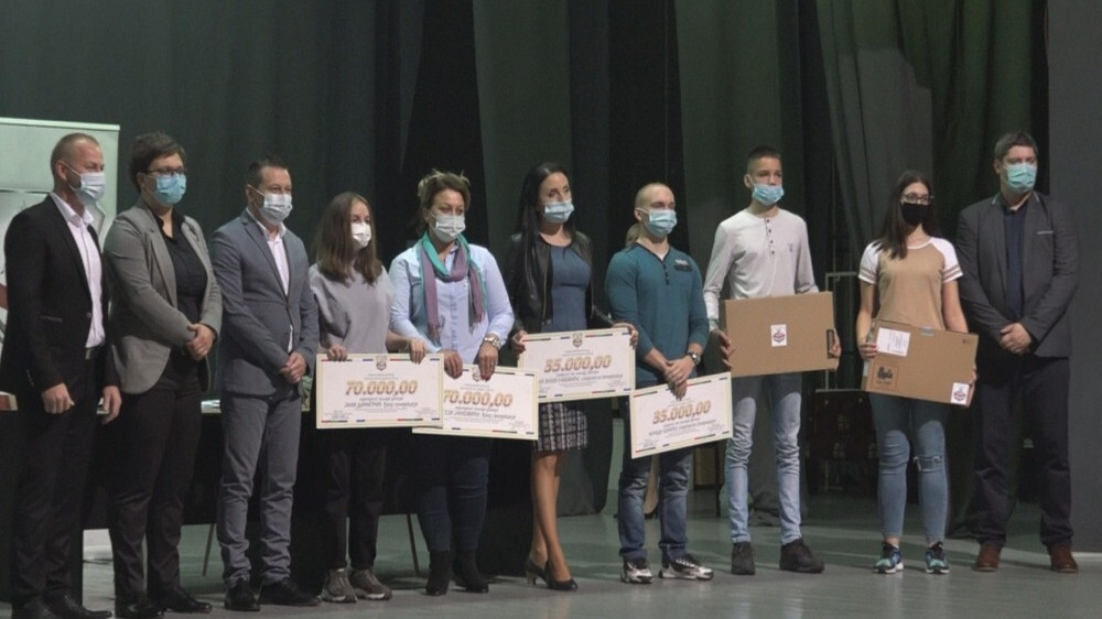 Najboljim učenicima u Kostolcu dodeljene nagrade 1