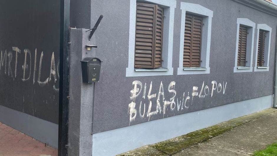 Stojković: Prekrečeni grafiti mržnje na kući Bulatovića, solidarnost protiv mržnje 1