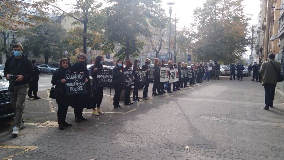 Protest ženskih organizacija ispred Ambasade Poljske u Beogradu 1