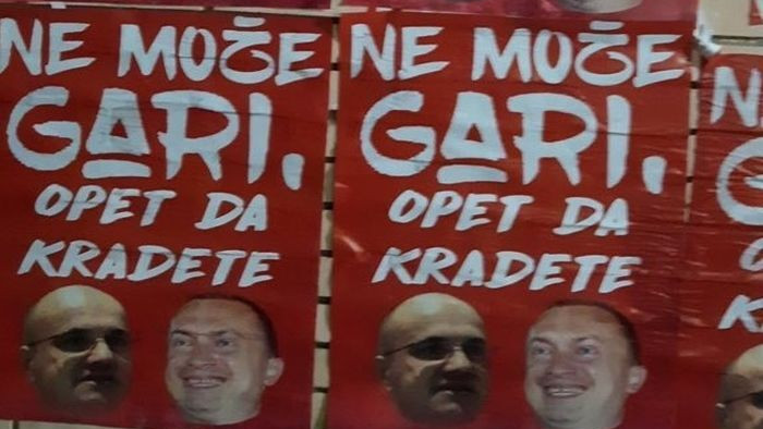 U Novom Sadu izlepljeni novi plakati protiv Novakovića i Pajtića (FOTO/VIDEO) 1
