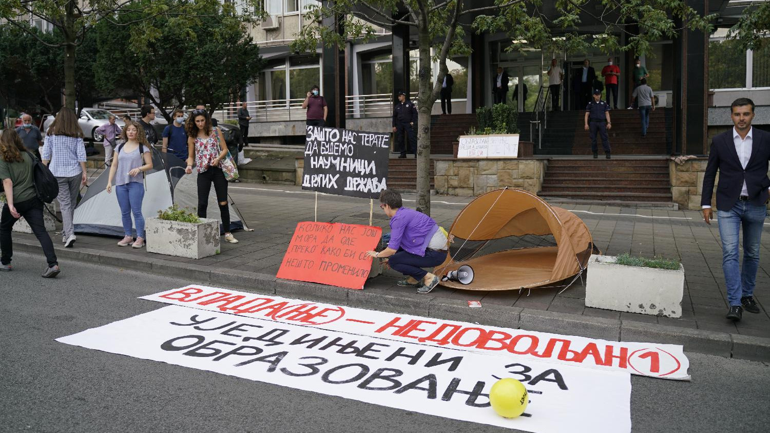 Završena tročasovna studentska blokada Nemanjine ulice i zgrade Ministarstva (FOTO/VIDEO) 1