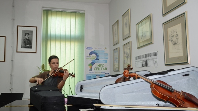 Muzičkoj školi u Velikom Gradištu poklonjene tri violine Jana Nemčeka 1