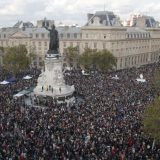 Nekoliko hiljada ljudi u Parizu odalo poštu ubijenom prosvetnom radniku 5